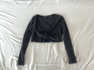 Svart topp - På första bilden har jag tagit bilden med stark ljusstyrka så ni ska kunna se hur toppen ser ut framifrån. Den har aldrig använts. Inga defekter. Skriv om ni har några frågor🖤priset går att diskutera 