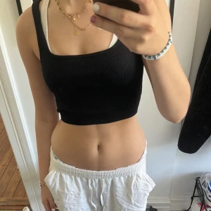 Svart ribbat linne - Linne från zara! Bra skick då det knappt har kommit till användning. 