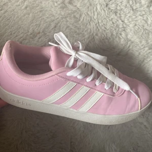 Rosa Adidas sneakers Strl 38💞 - Ljusrosa adidas sneakers köpt secondhand. Super fint skick. Lite nött i hälen men inget som märks. 🤍 Strl 38 men dom är små i storleken. 