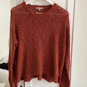 Rödrosa stickad topp - Rödrosa stickad topp köpt på Ullared. Aningen genomskinlig då den är ”glest” stickad (se bild 3). Säljer då den inte kommer till användning💕✨