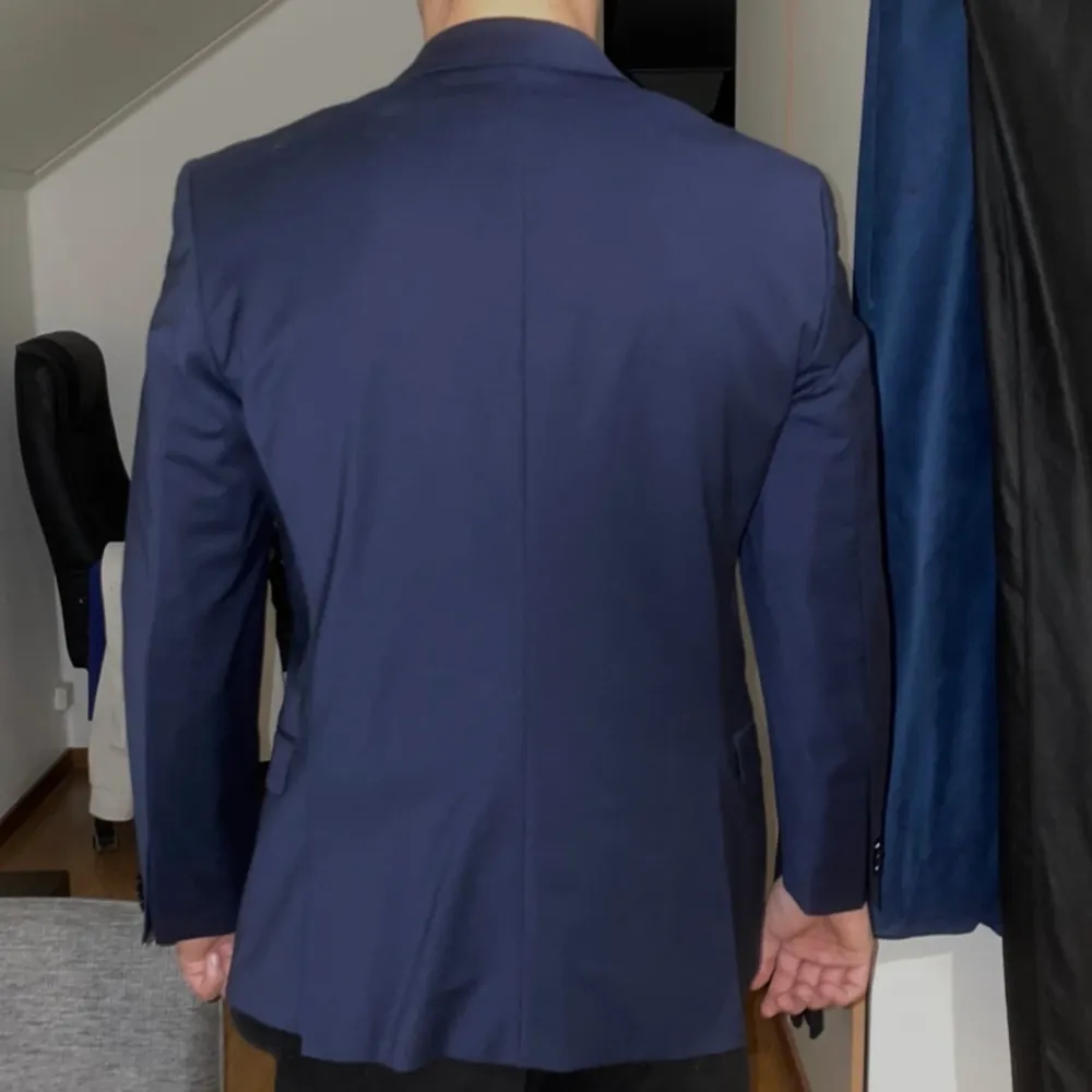 Hugo boss kostym storlek S i marinblå färg. Använd endast två gånger och inter mer än det. Kostymer.