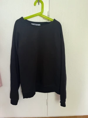 Svart sweatshirt  - Säljer en svart sweatshirt🖤
