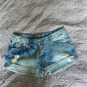 Ett par jeans shorts från JFR. Bra skick . Vet ej stolek och det står ingen stans.