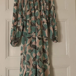 Klänning från Carin Wester - Mönstrad klänning från Carin Wester. Strl 34 men funkar även som 36 och 38, kanske även 40 då den är väldigt rymlig i modellen. Endast använd ett par tillfällen, därav nästan nyskick. Snörning i midjan.