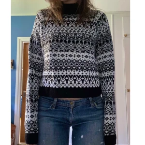 Svart mönstrad stickad tröja - En stickad tröja med fint mönster från Monki! Använd ett fåtal gånger. Storlek S, pris 79kr
