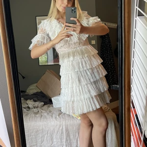 By Malina klänning - Säljer min studentklänning från förra året. Från By Malina. Endast använd på min studentmottagning. Nyskick. Nypris 2499kr. Storlek M.