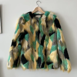 Mulicolor Faux Fur Jacket - Multicolor Faux Fur Patchwork Jacket från Vera & Lucy.  ✨ Superfint skick, använd endast ett fåtal gånger. Knäpps med tre ”krokar” längst fram.  70% bomull, 30% polyester. Strl S.  (Andra bilden är lånad produktbild.)