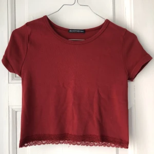 Brandy Melville crop top  - jättefin röd crop top från brandy med spetskant! använd ett fåtal gånger, köpt i brandys butik i amsterdam 