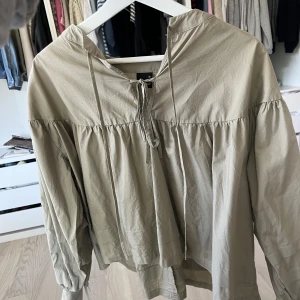 Beige blus/tunika🤍🤍 - Tunik/blus perfekt till sommaren!!🤍🤍 Knappt använd🤍