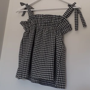 Rutigt linne - En jätte fin svart och vit rutig linne. Den är aldrig använd och är i storlek xs men s funkar också.