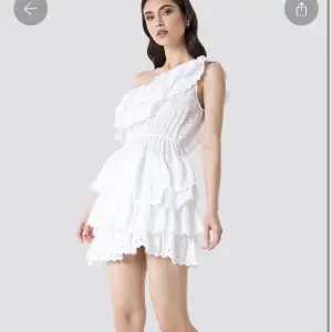 Söker denna klänning eller liknande till studenten, betalar bra 🥰
