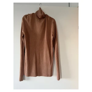 Mango tröja  - Säljer pga garderobrensning. Mango tvåfärgad tröja. Beige på framsida, svart på baksida. Passar M, L storlek. Bra skick 