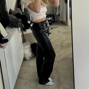 Rak byxa i skinnimitation - Använda ett få tal gången men väldigt bra skik!! Jag på bilden är 162cm!!! Slutsålda på Zara