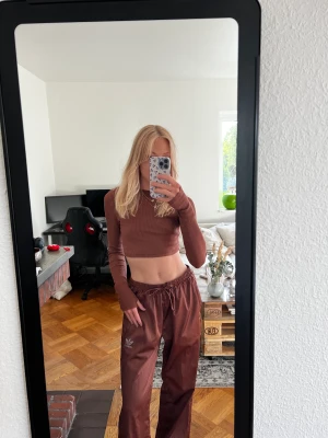 Croppad topp - Ribbad Croppad topp från Asos✨ sparsamt använd 