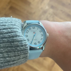 Blå/Turkos klocka - En jätte fin blå/turkos klocka som funkar jätte bra. Har knappt använt den och jag vill tyvär inte ha den längre.