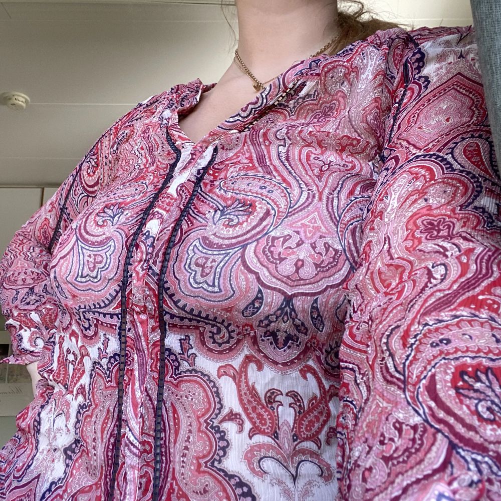 Mesh blus med coolt mönster, bra skick. Blusar.