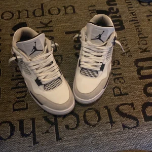Jordan 4s military blacks  - Säljer mina Jordan 4 köpte dem för en månad sen har inte använt dem så mycket dem är i bra skick strlk 42,5 lådan kommer inte med den är sönder, priset går att diskuteras 