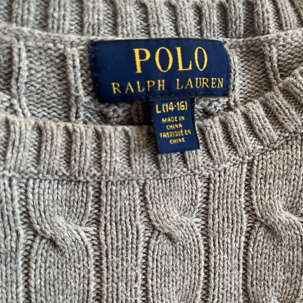Jätte cool polo Ralph Lauren tröja som är i storlek 14-16💗 Säljer  för att jag inte använder den 🌟. Tröjor & Koftor.