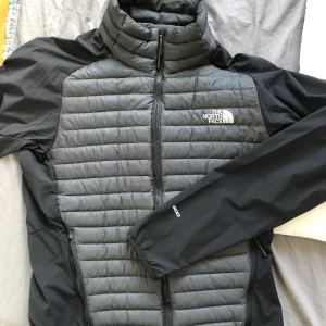 Dunjacka The North Face - Superskön dunjacka från The North Face. Herr. Storlek M (Liten i storleken!). Perfekt som mellanlager/förstärkningsplagg pga. ej dunfoder i ärmarna. Extremt lätt! Cond 8-9/10. 