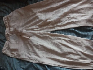 Tygbyxor - Tunna tygbyxor som är perfekta nu till sommaren! De är ganska genomskinliga. 