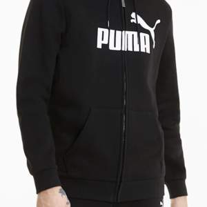 Säljer denna puma zip hoodie då den inte säljer denna då den inte kommer till användning. Perfekt att bara dra på sig om de är lite kyligare. 💕nypris 600kr