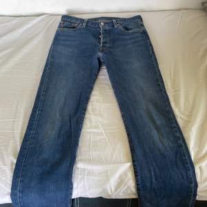 Levis 501 jeans har inga som Hälst skador på sig men är lite använda ganska mycket så är lite urtvättade vilket man ser på sista bilden. Storlek W30 L34 men skulle säga att de passar nån med en storlek midre. Nypris 1200