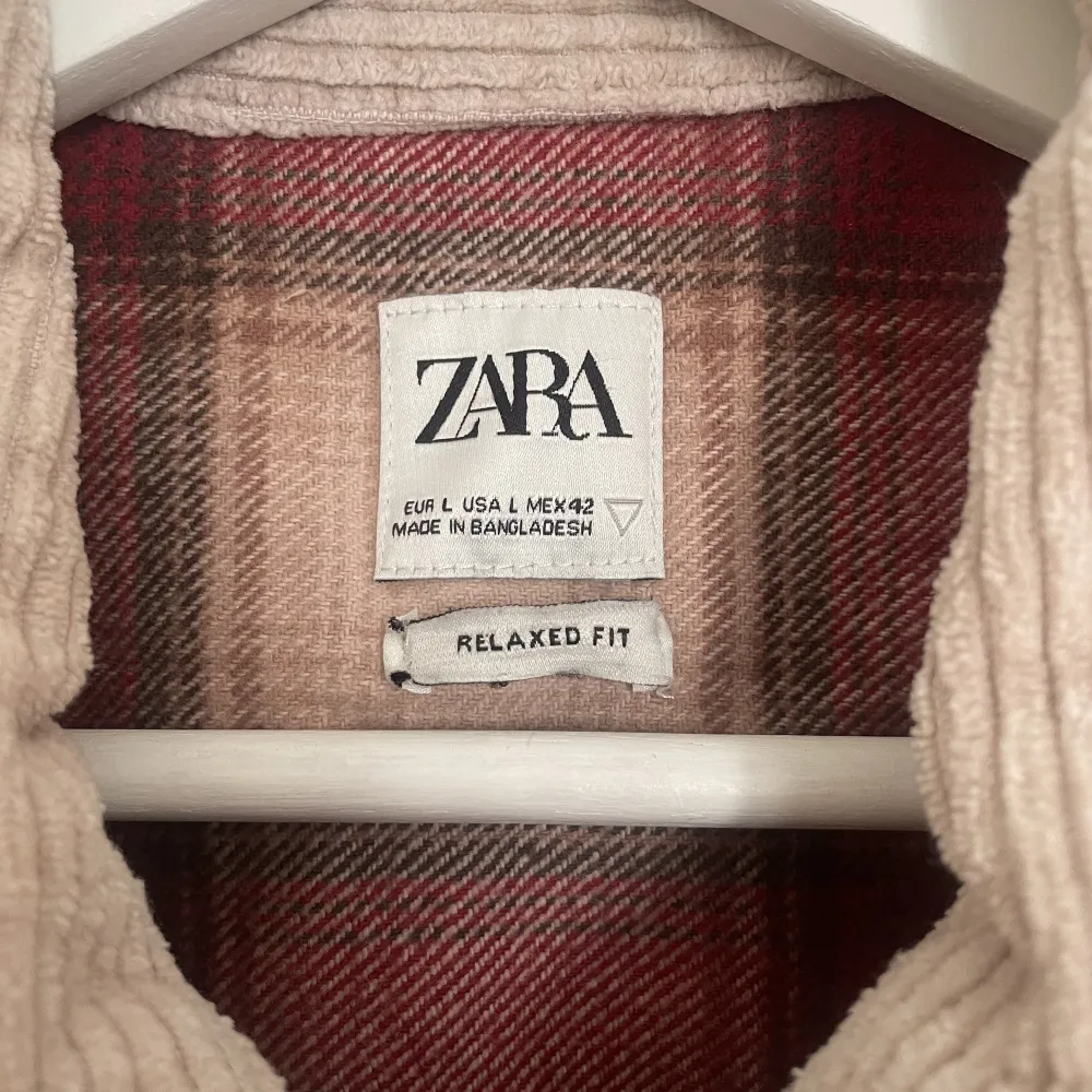 Säljer nu min Zara Jacka Herr i storlek L. Sparsamt använd och växt ur. Kontakta vid frågor!👍. Jackor.