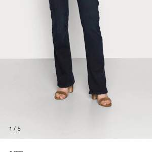Säljer mina jättefina Ltb jeans, dom är slutsålda i nästan alla storlekar överallt. Köpta för 829kr. Kop privat för frågor💕💕