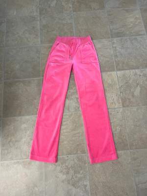 Ett par neon rosa juicy byxor köpta för 1100 men säljar för 500 fint skick lite slitna på baksidan av foten men de e inget man tänker på😋