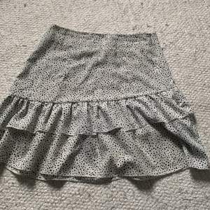 Fin kjol till sommaren🤍 använd ett fåtal gånger och är i bra skick. 