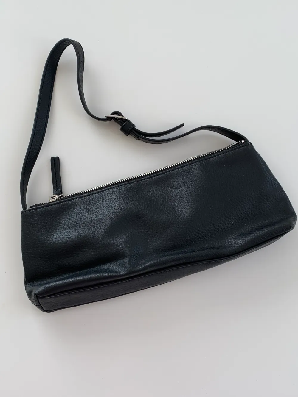 Liten och söt svart handväska från Monki. Har ett innerfack med tragkedja. Aldrig använd!. Väskor.
