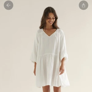 Klänning na-kd  - Jättesöt klänning från Na-kd ”miniklänning i bomull” som är slutsåld på hemsidan. Inköpt förra sommaren o använd ett par gånger, bra skick. Skicka för fler bilder❤️