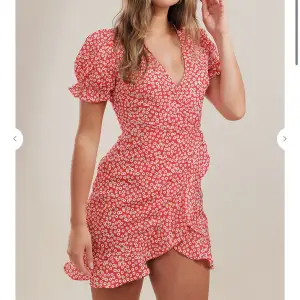 Fin klänning från chiquelle, använd få tal gånger och ny pris är 499kr! Lånad bild men skriv privat för fler bilder💓