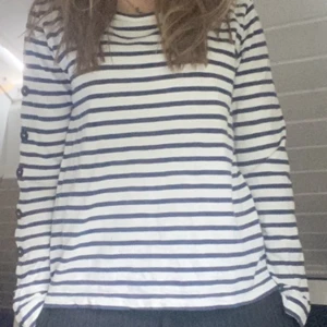 Randig tröja - Randig tröja från Lindex, finns ett litet hål… kontaktas för bild ❤️