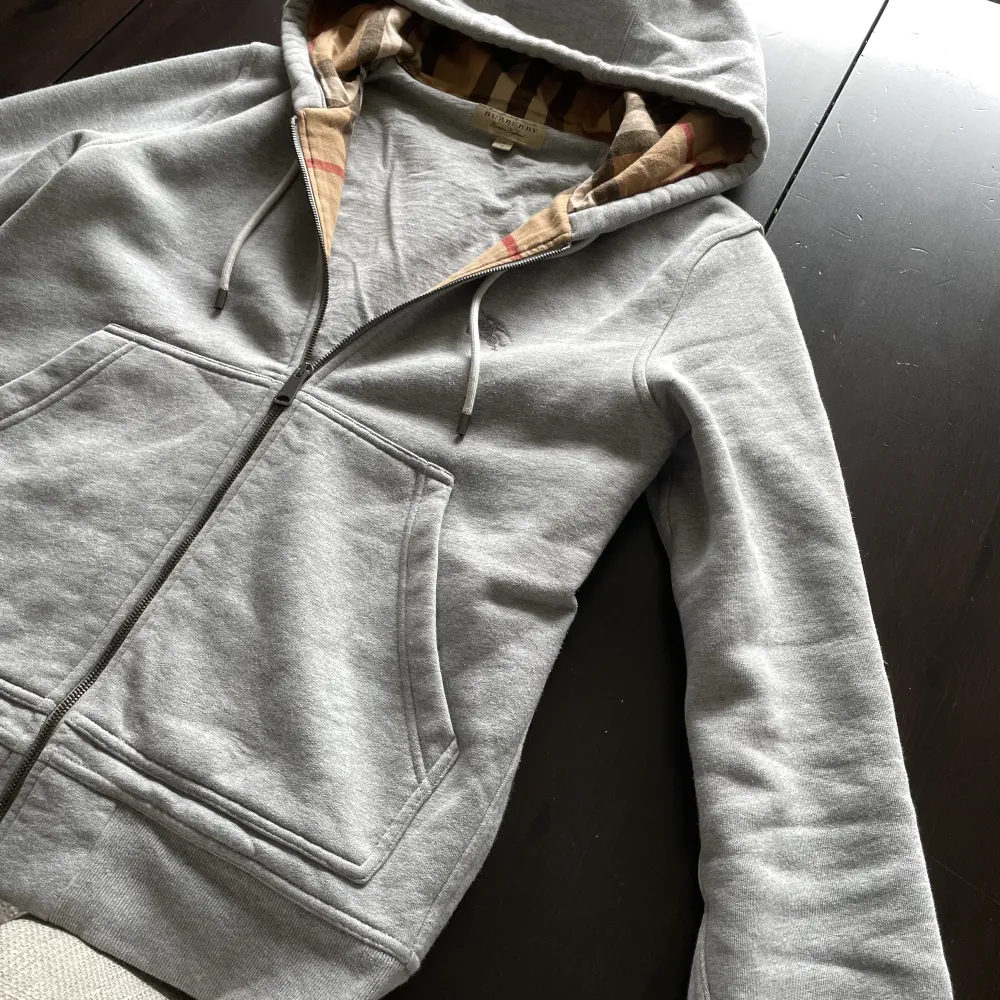 Snygg och eftertraktad Burberry hoodie i snygg grå färg, med Burberrys ikoniska mönster på insidan. Storlek S, passar även en M. Helt felfri och fräsh.  Vid frågor eller funderingar är det bara att höra av sig. 🙌. Hoodies.