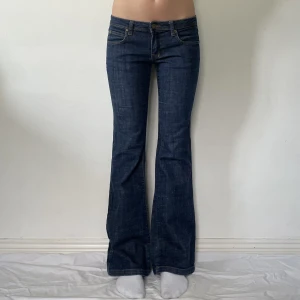 lågmidjade jeans - säljer fler lågmidjade jeans, använd köp nu! midja:83 innerben:80😽 jag är 169 och w28 som referens