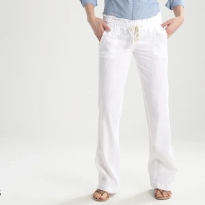 Roxy linnebyxor  - Säljer dessa slutsålda linnebyxor. Köpta på zalando. Säljer pga jag tycker dem är för låga i midjan på mig och hittat andra 😇byxorna är endast provade men utan prislapp.