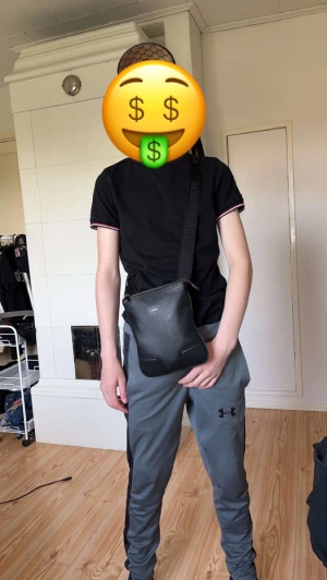 Hugo boss väska  - Säljer min Hugo boss väska