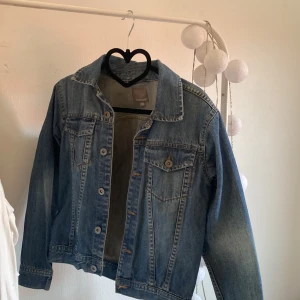 jeansjacka  - jeansjacka från detroit. storlek 152 men passar mig som har xs/s