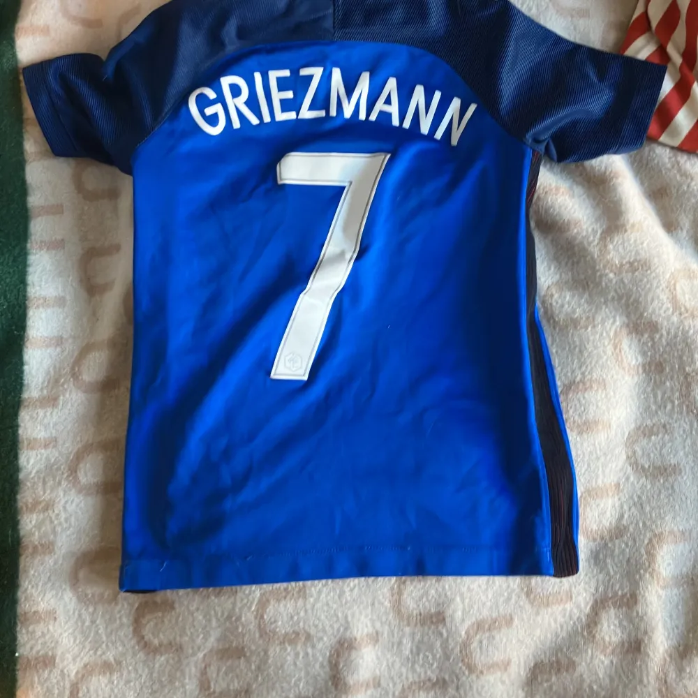 Frankrike tröja från EM 2016. Griezmann på ryggen!. T-shirts.