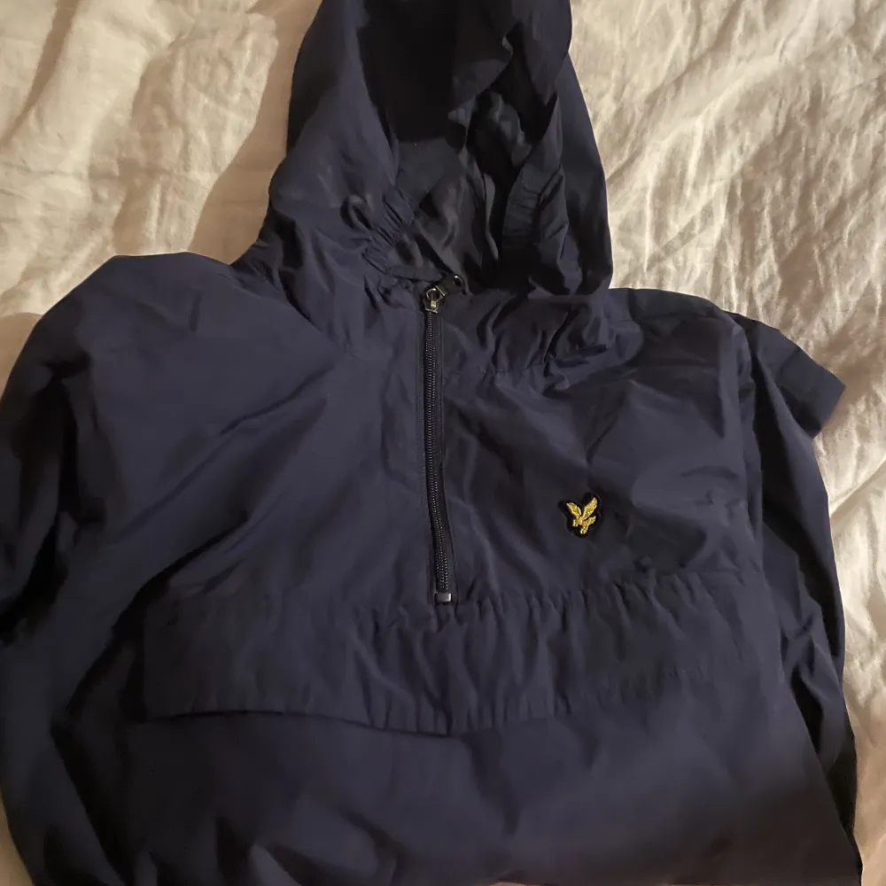 Säljer denna sjukt sköna anorak från lyle&scott som tyvärr inte används längre. Inga hål eller märken, skriv gärna privat om flera frågor eller bilder. Pris kan diskutera vid snabb affär:). Jackor.