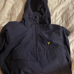 Säljer denna sjukt sköna anorak från lyle&scott som tyvärr inte används längre. Inga hål eller märken, skriv gärna privat om flera frågor eller bilder. Pris kan diskutera vid snabb affär:)