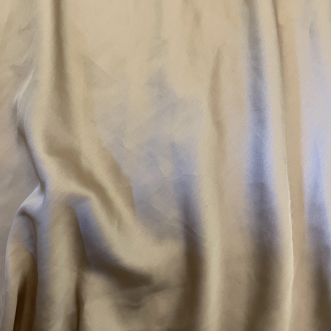 Midikjol i satin från vero moda  - 90