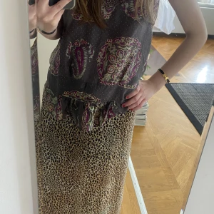Långkjol  - Långkjol med slitsar i leopardmönster🥰