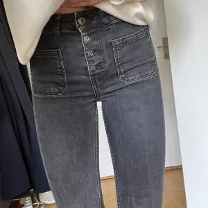 Utsvängda jeans med knappar. Köpte de från Zara och är i storlek 34. Skicka om ni vill ha fler bilder. Pris går att diskuteras🤍