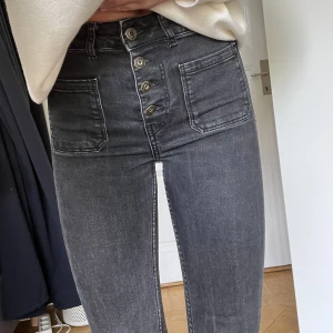 Zara jeans - Utsvängda jeans med knappar. Köpte de från Zara och är i storlek 34. Skicka om ni vill ha fler bilder. Pris går att diskuteras🤍