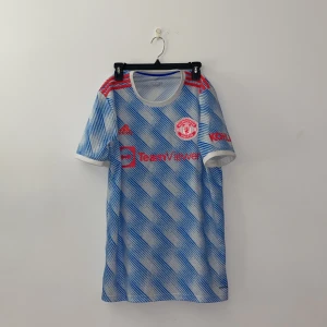 Manchester united tröja - Köpte den på unisport för 900 kr och är i perfekt skick. Jag har bara använt den några gånger. Pris kan diskuteras. 