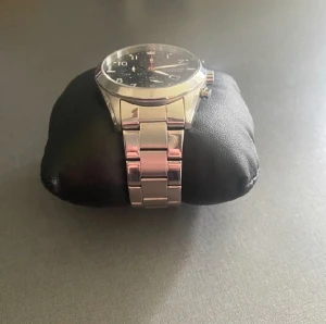 Klocka - Fin klocka från Swiss Army. Köptes för 4500 kr på stjärnurmakaren men säljes för 1500. Allt medföljer, låda extra länkar och kudde för klockan 