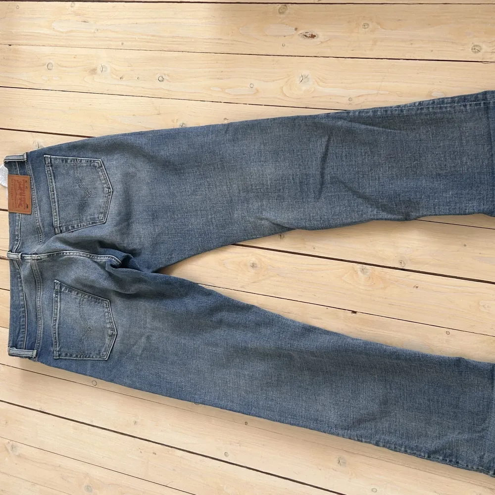 Ett par sjukt snygga levis 504! Använd ett fåtal gånger, ser ut som nyskick☺️Långa och vida ben, låg midja🫶🏼 . Jeans & Byxor.