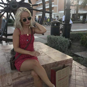 Hollister mini klänning röd/blommig - Säljer denna söta klänningen! Använd men i mycket bra skick, strl S❤️